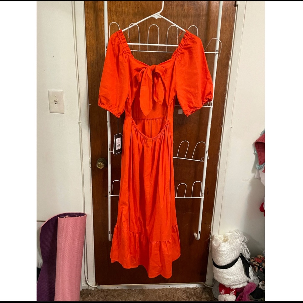 Super cute backless dress🧡